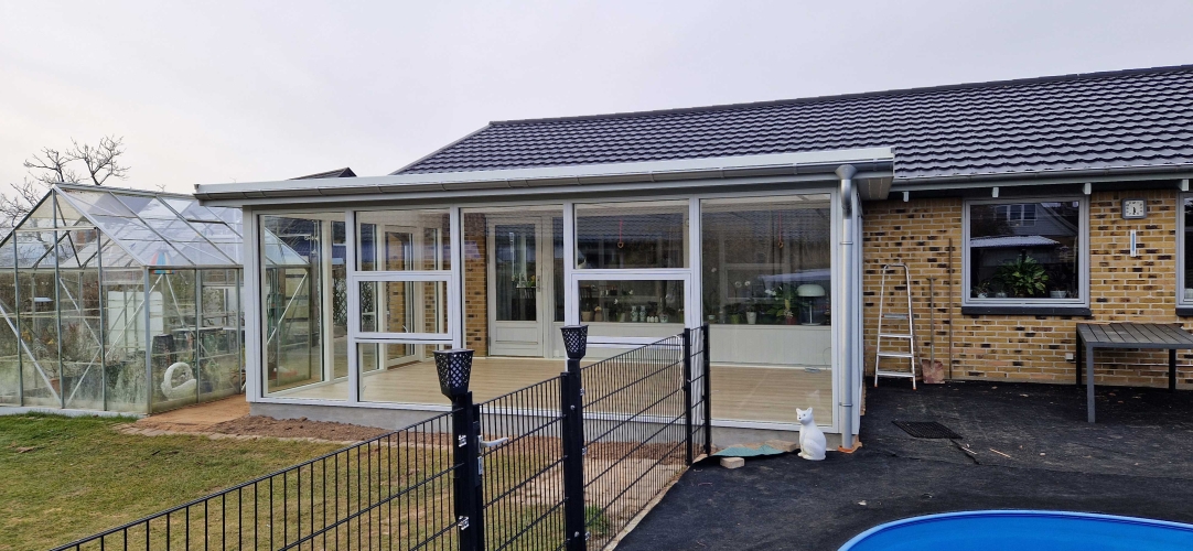 vinterhave ved gult hus